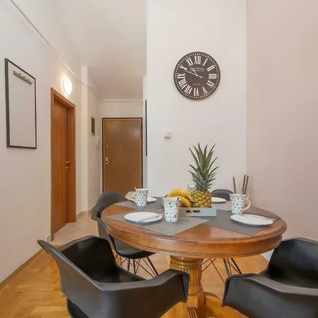 Centre Sea View Apartment *