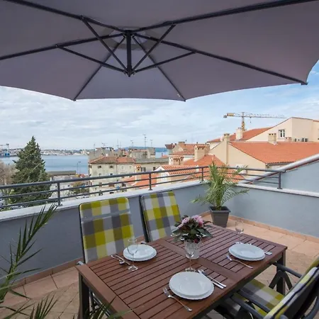Centre Sea View Apartment *